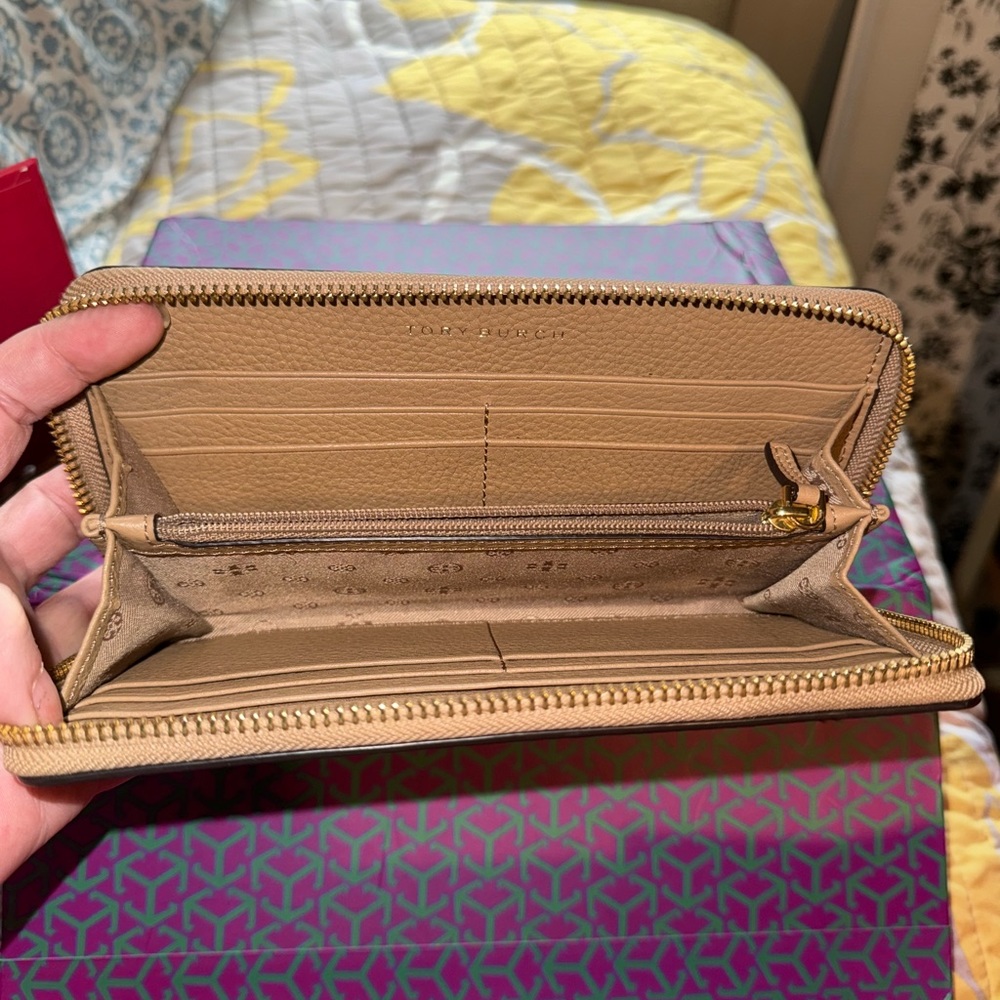 Tory Burch Bombe T Zip Continental Wallet - Picture 5 of 11